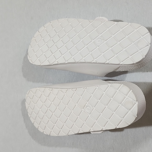 SOLE MATES WHITE SANDALS - Picture 3 of 3